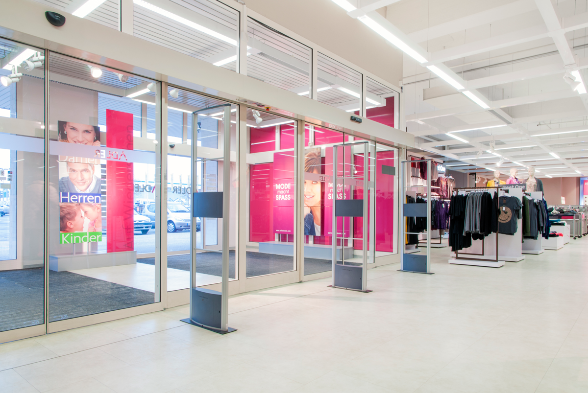 Testing 's new cashierless clothing shop at Lumen Field that uses  RFID technology – GeekWire